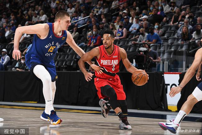 她用行动传 她用行动传